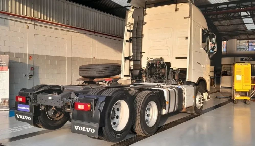 Volvo Fh 460 6x2 2023 - Com defletor de ar, 10 pneus novos, Geladeira, único dono. - Foto 4