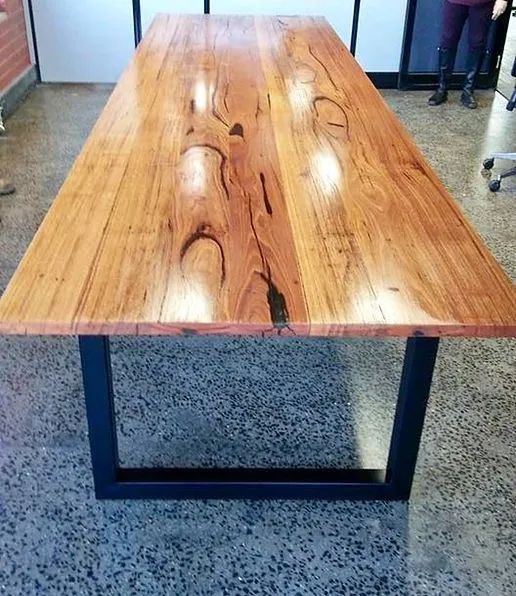 Mesa de Jantar de Madeira Maciça com Design Moderno