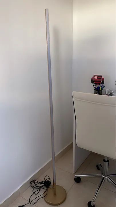 Luminária de chão moderna em dourado - Foto 4