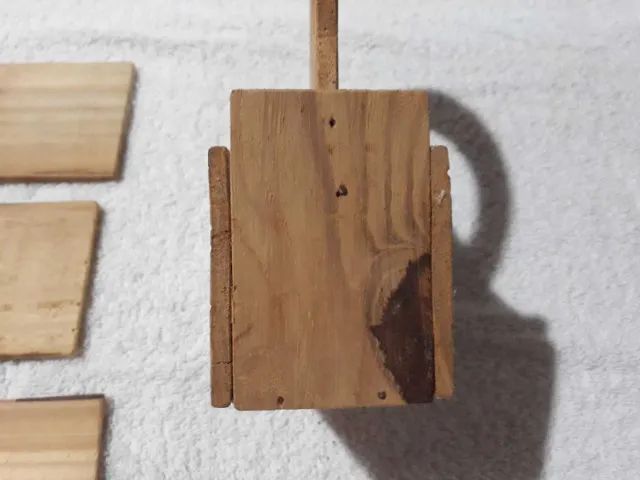 Antigo Porta copos, Xícaras e ou Canecas Feito de Madeira Artesanato com 7 Peças dos Anos  - Foto 5
