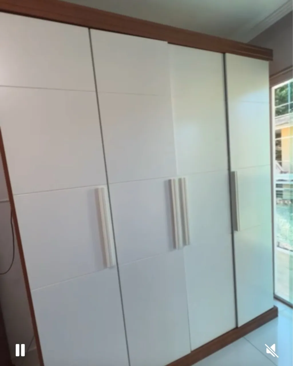 Guarda-Roupa Branco com Detalhes em Madeira + cômoda + cama com cama auxiliar