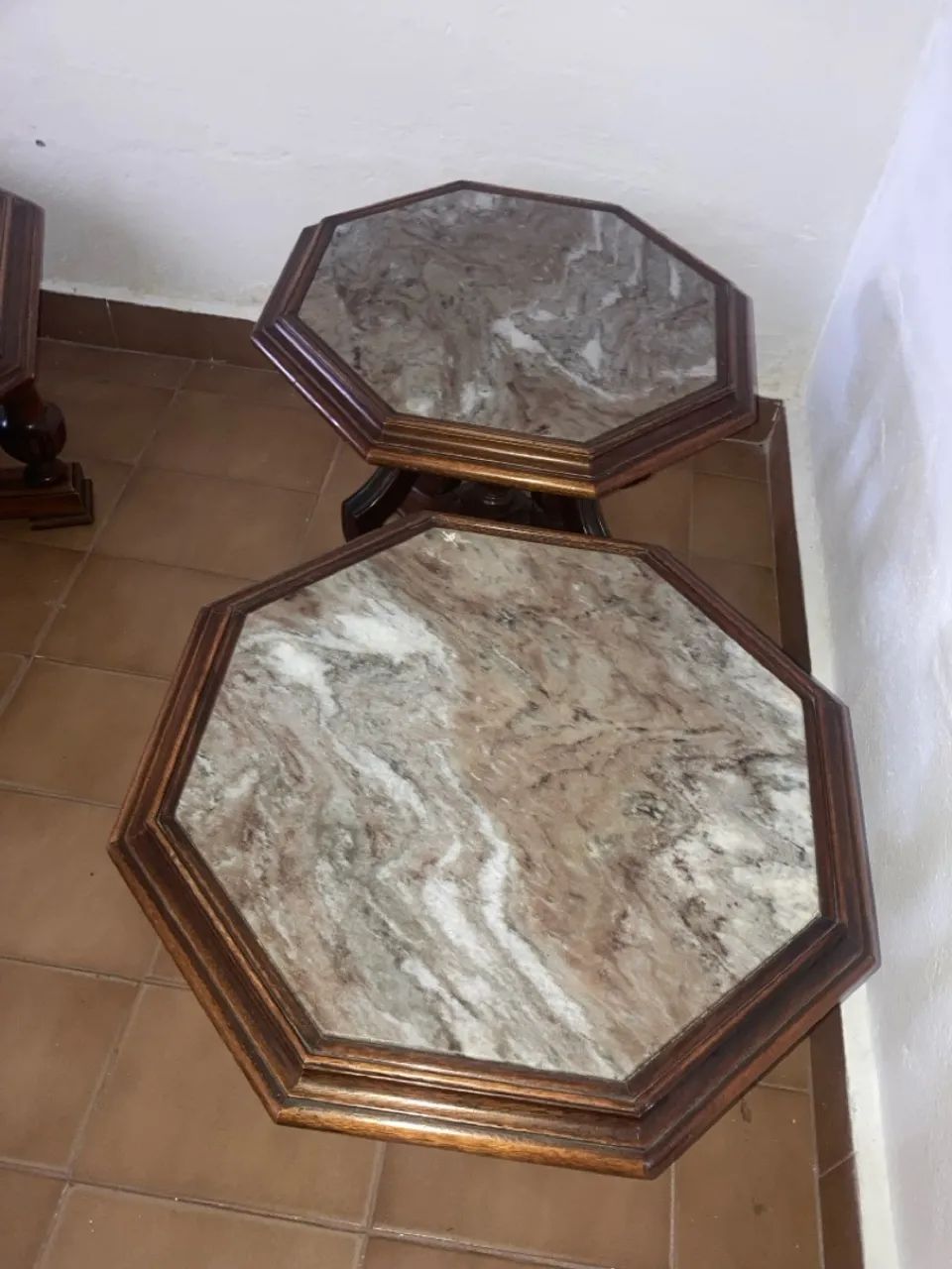 Mesa de Centro Octogonal em Mármore Italiano e Cerejeira + 2 Mesas Laterais | Década de 80 - Foto 3