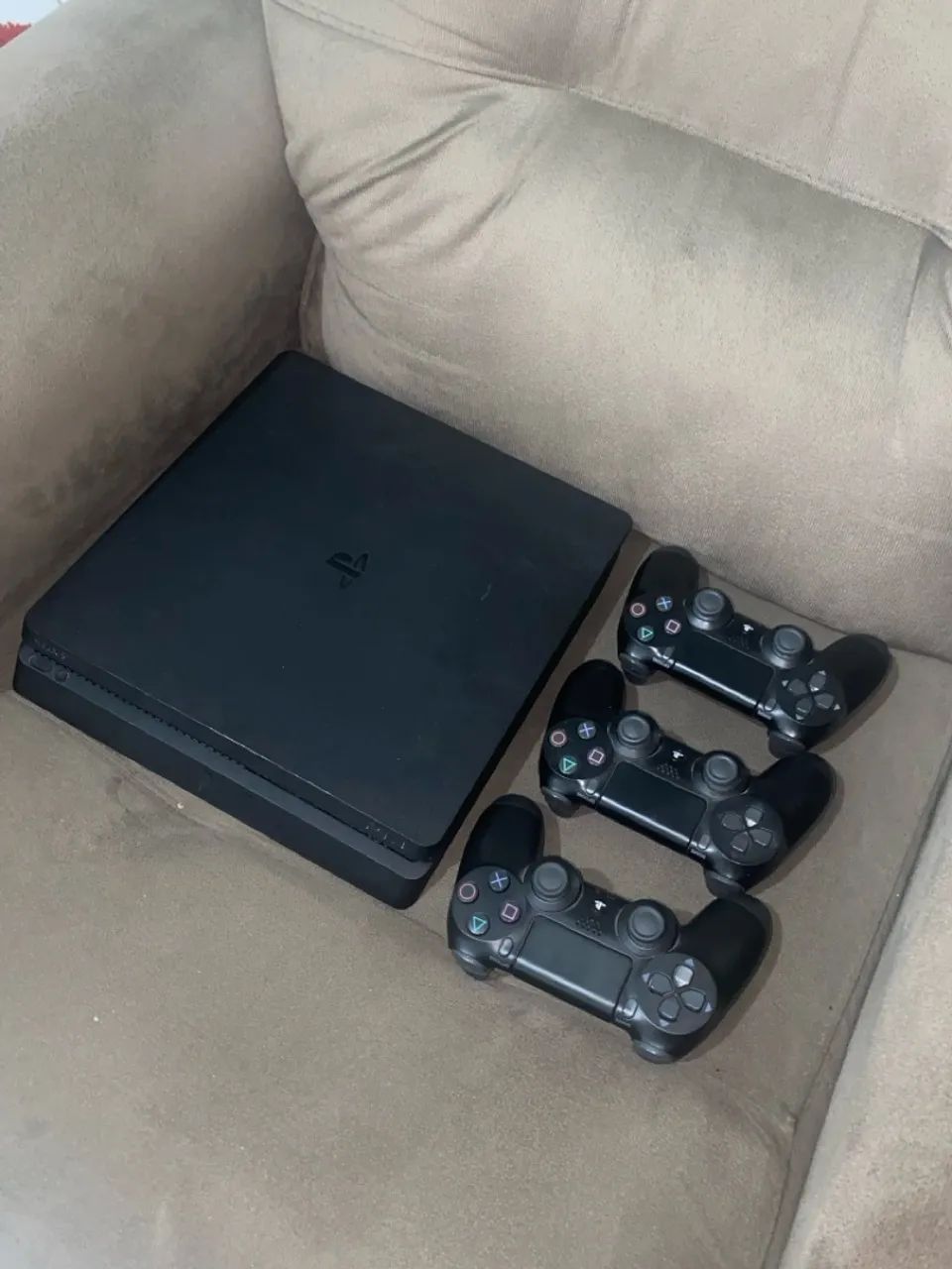 Playstation 4 com 3 controles