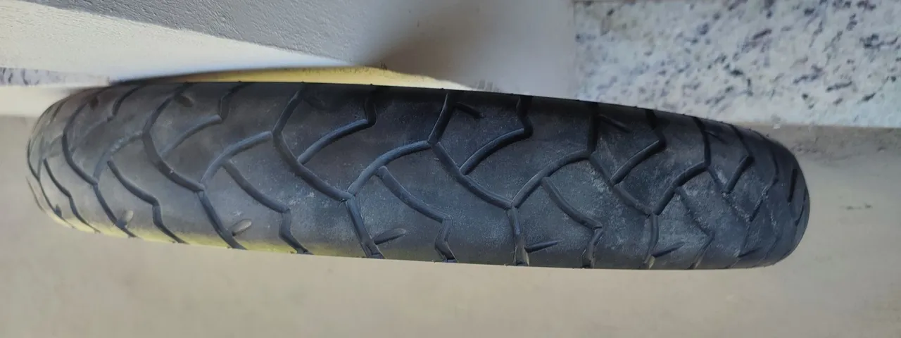 Pneu de moto 90/90/21 54V Riscado
