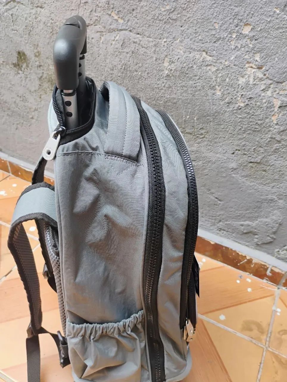 Mochila de rodinhas cinza - Foto 4