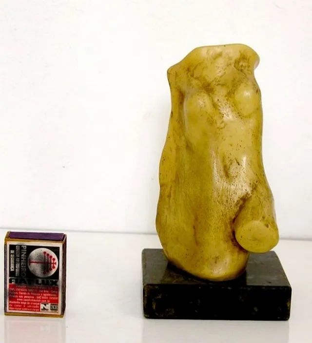 Escultura representando corpo feminino
