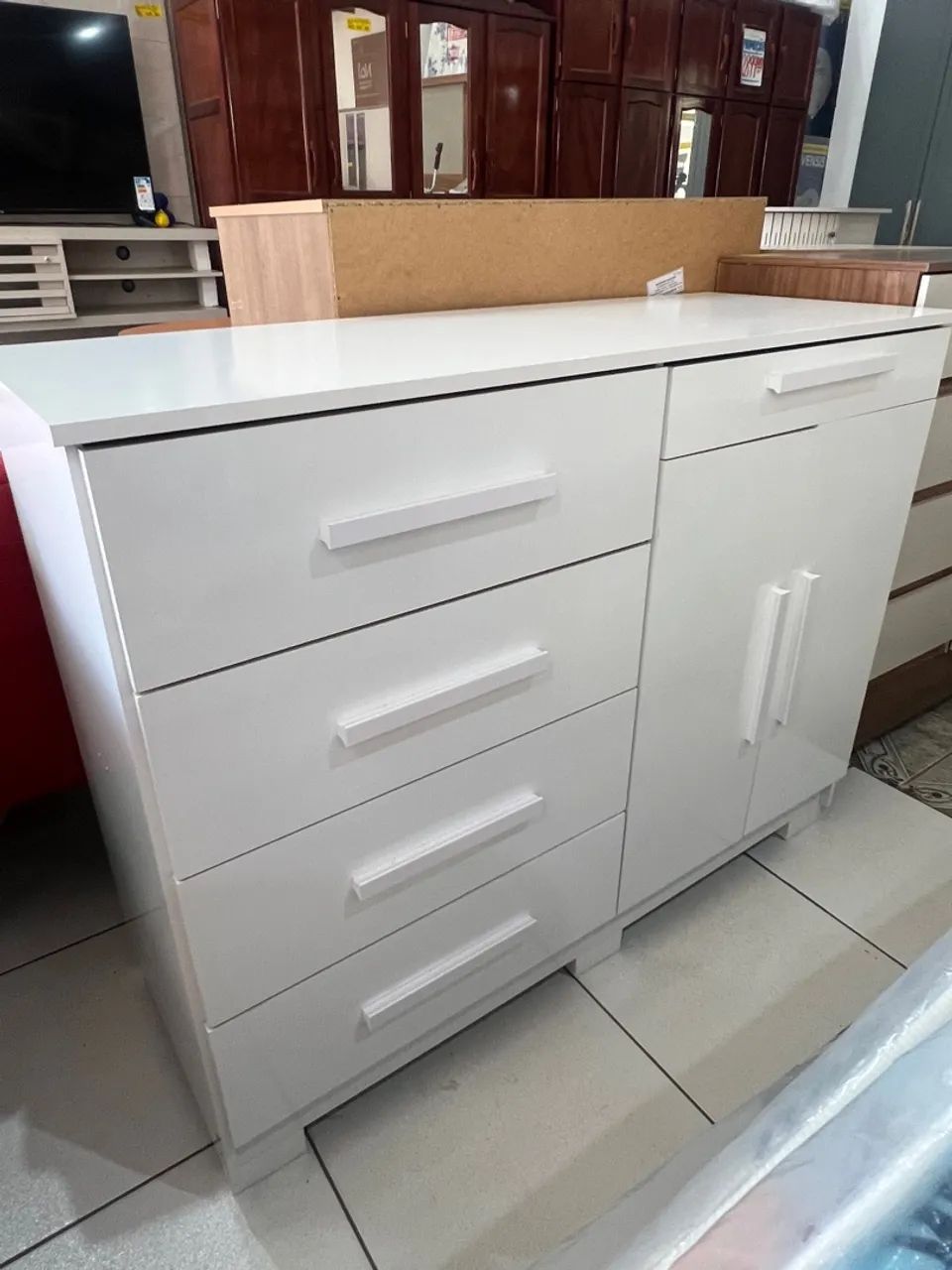 Cômoda branca e amadeira 