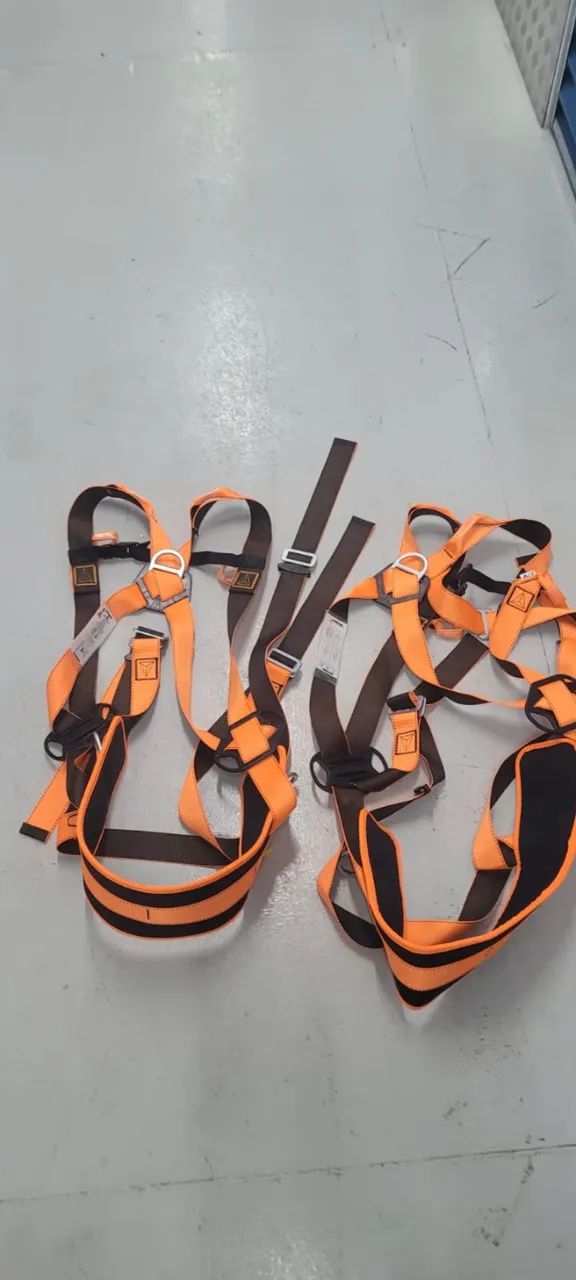 Cinturão paraquedista com cinto abdominal