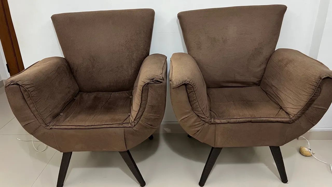 Par de Poltronas Decorativas Marrom em Suede