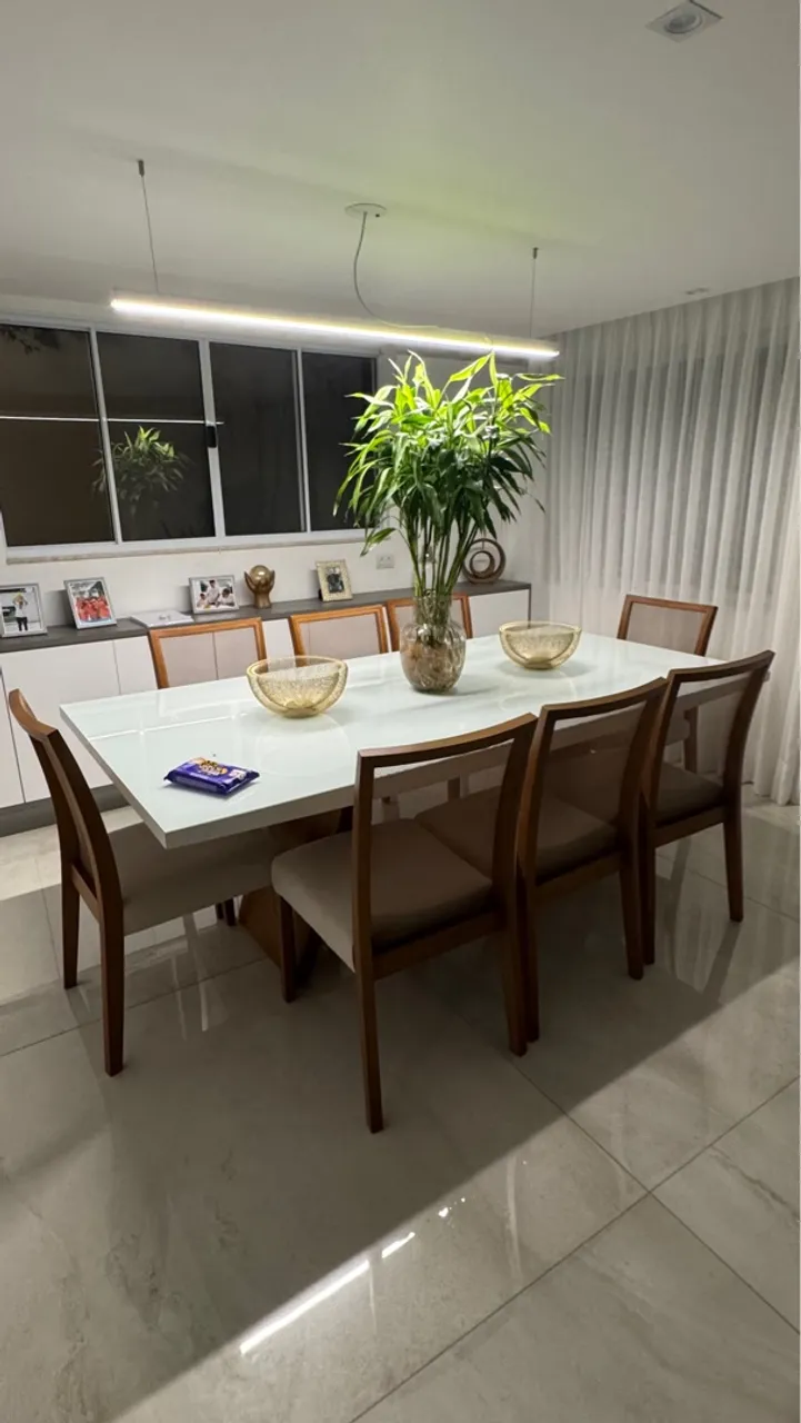 Mesa de Jantar Elegante com Design Moderno
