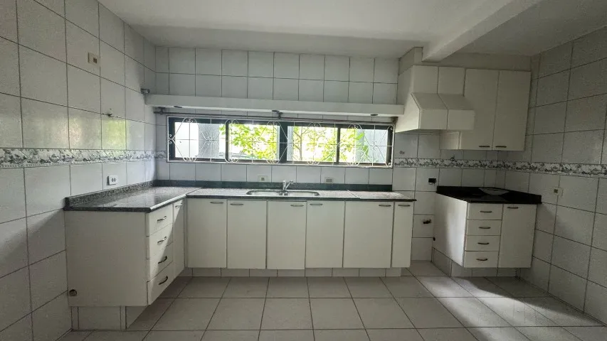 Cozinha com tampo de granito, cuba dupla e torneira em ótimo estado