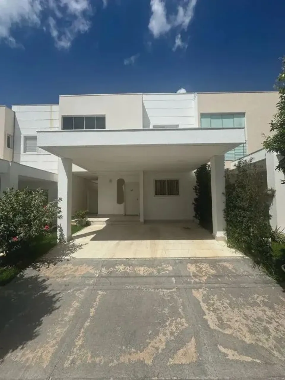 Casa em condomínio com 3 suítes e armários planejados