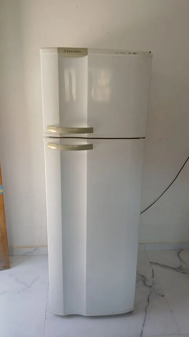 Geladeira Electrolux Frost Free semi novo 400 litros gelo seco