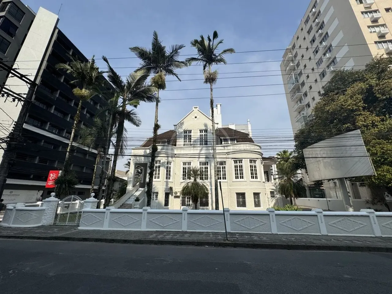 Casa Comercial com 755m2 privativos e 20 Vagas de Estacionamento, para alugar no Centro de