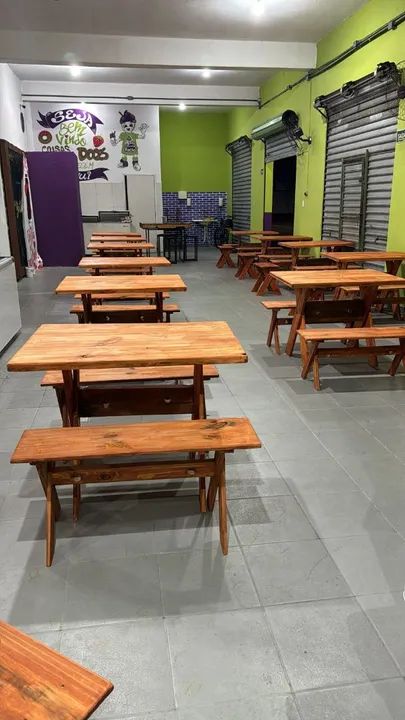 Conjunto de mesas e bancos de madeira para restaurante
