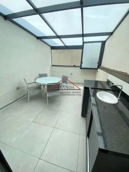 STUDIO COM VARANDA, NOVO E TODO MOBILIADO
