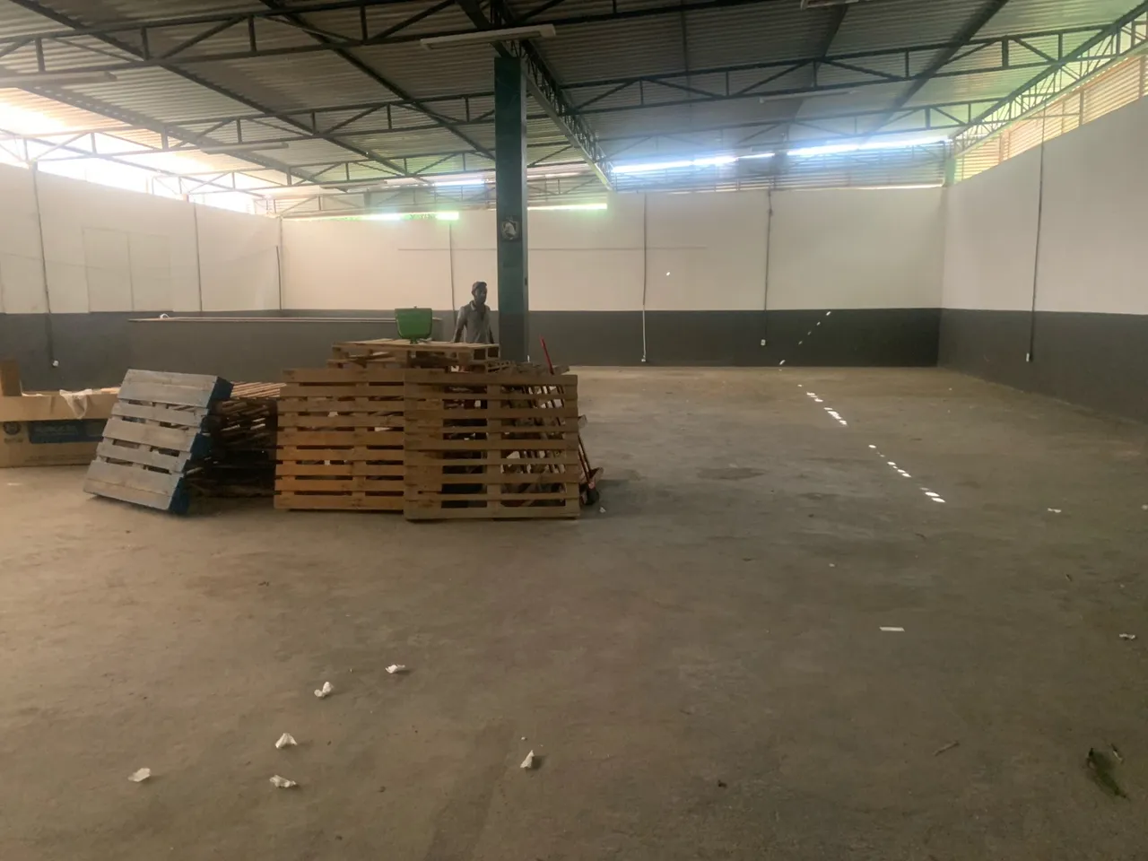 Galpão sobre loja Vespasiano alugo