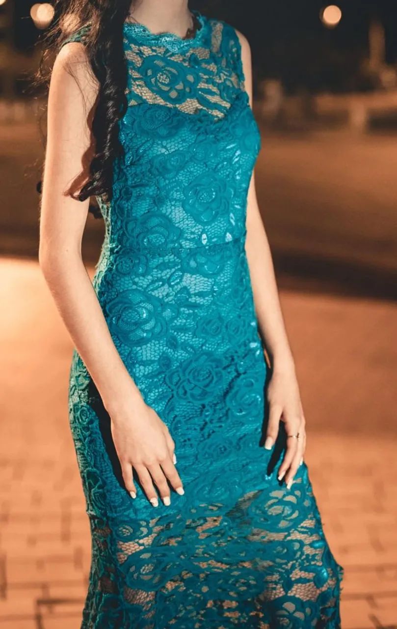 Vestido de Renda Azul Turquesa Elegante