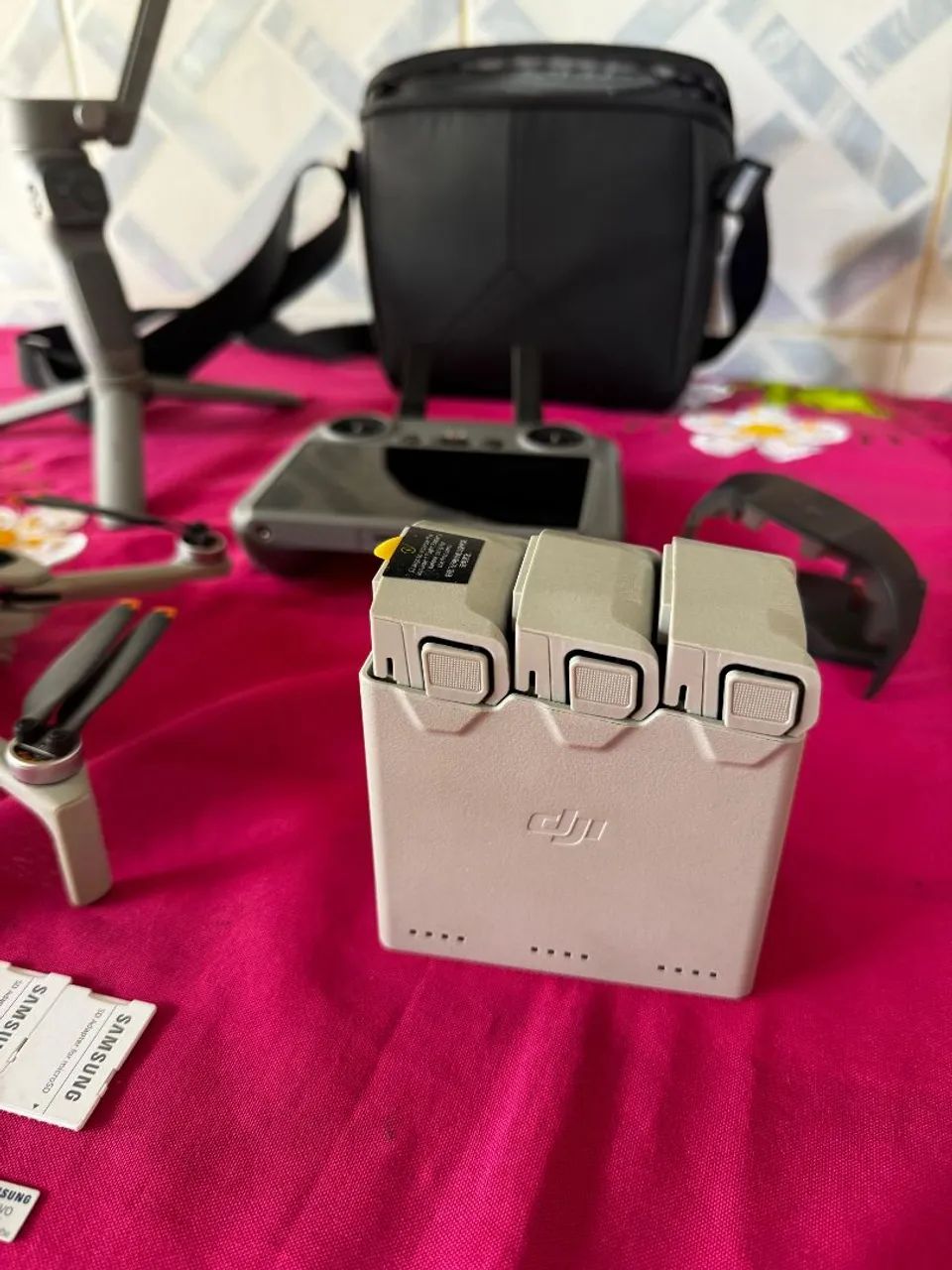 Drone DJI Mini 4 Pro Fly More Combo Plus + Estabilizador para smartphone + Acessórios - Foto 3