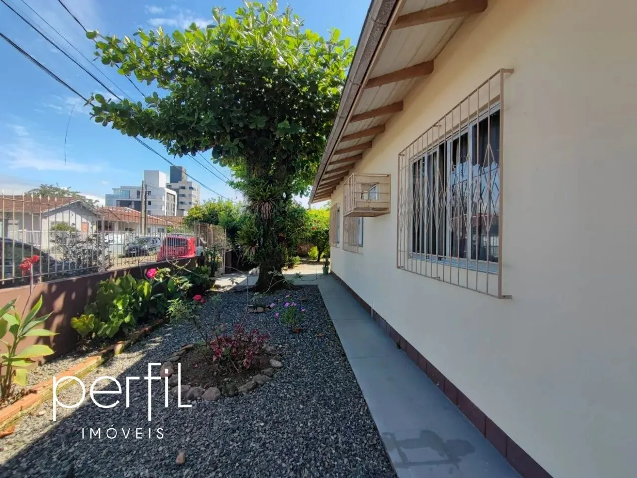 Casa comercial à venda em Joinville-SC, bairro Bucarein: 3 quartos, 2 salas, 2 banheiros, 
