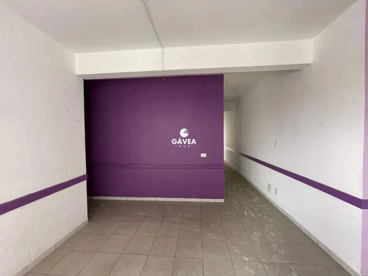 Sala comercial à venda no Centro em São Vicente.
