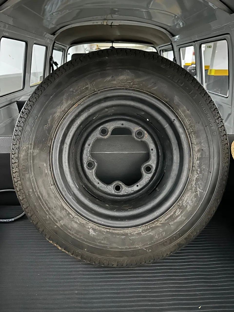 Estepe Kombi Roda 5x205 com Pneu Pirelli 5.90 r14 - Foto 5