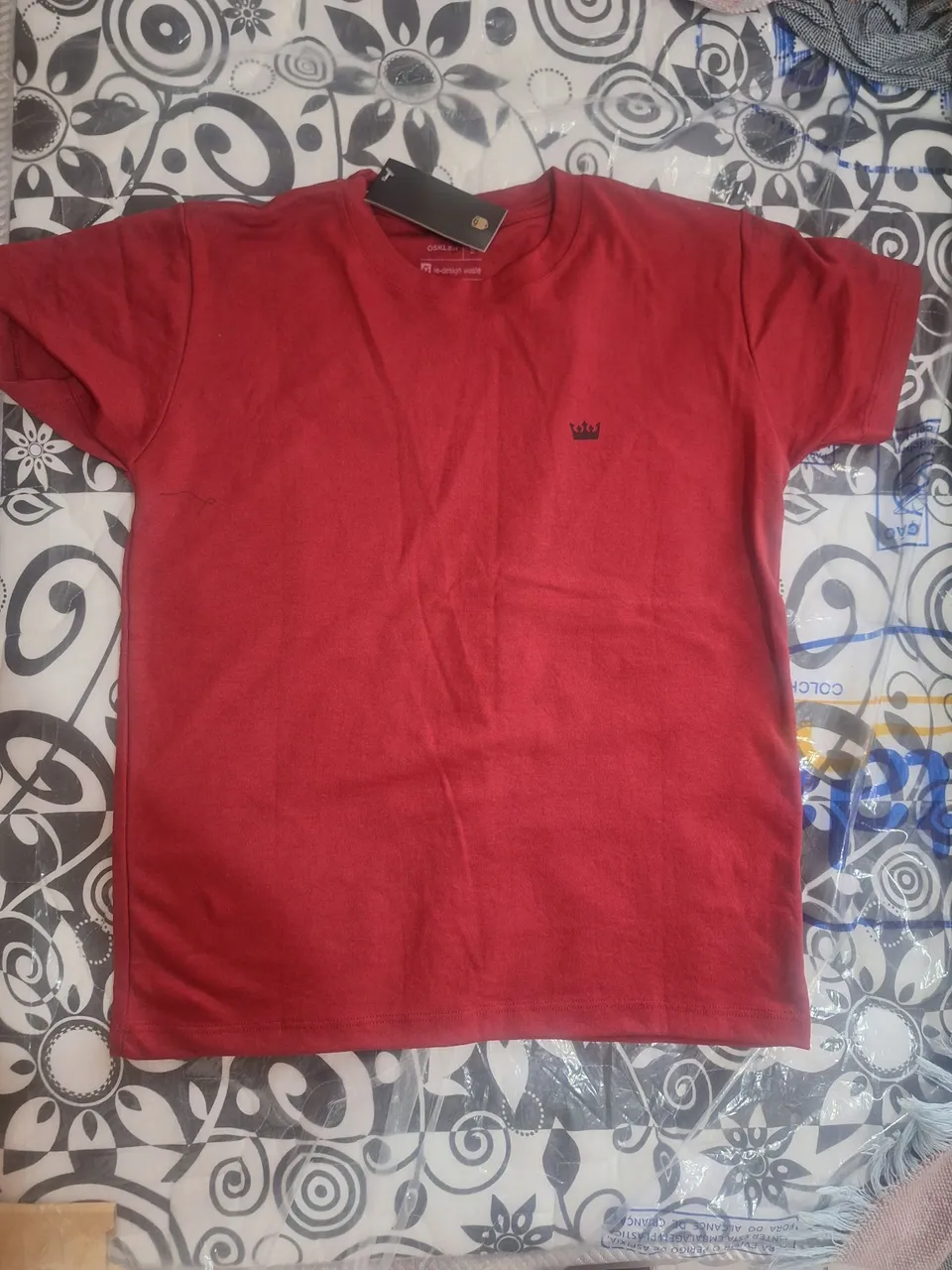 Camiseta Vermelha com Detalhe de Coroa - Nova