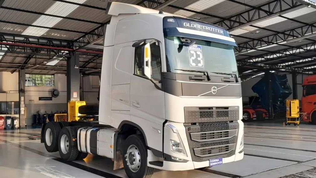 Volvo Fh 460 6x2 2023 - Com defletor de ar, 10 pneus novos, Geladeira, único dono.