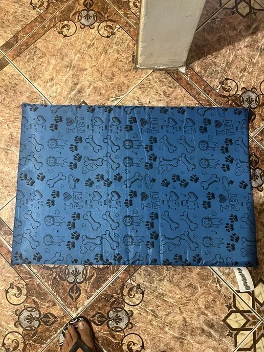 Cama para cachorro com estampa de patinhas e ossos