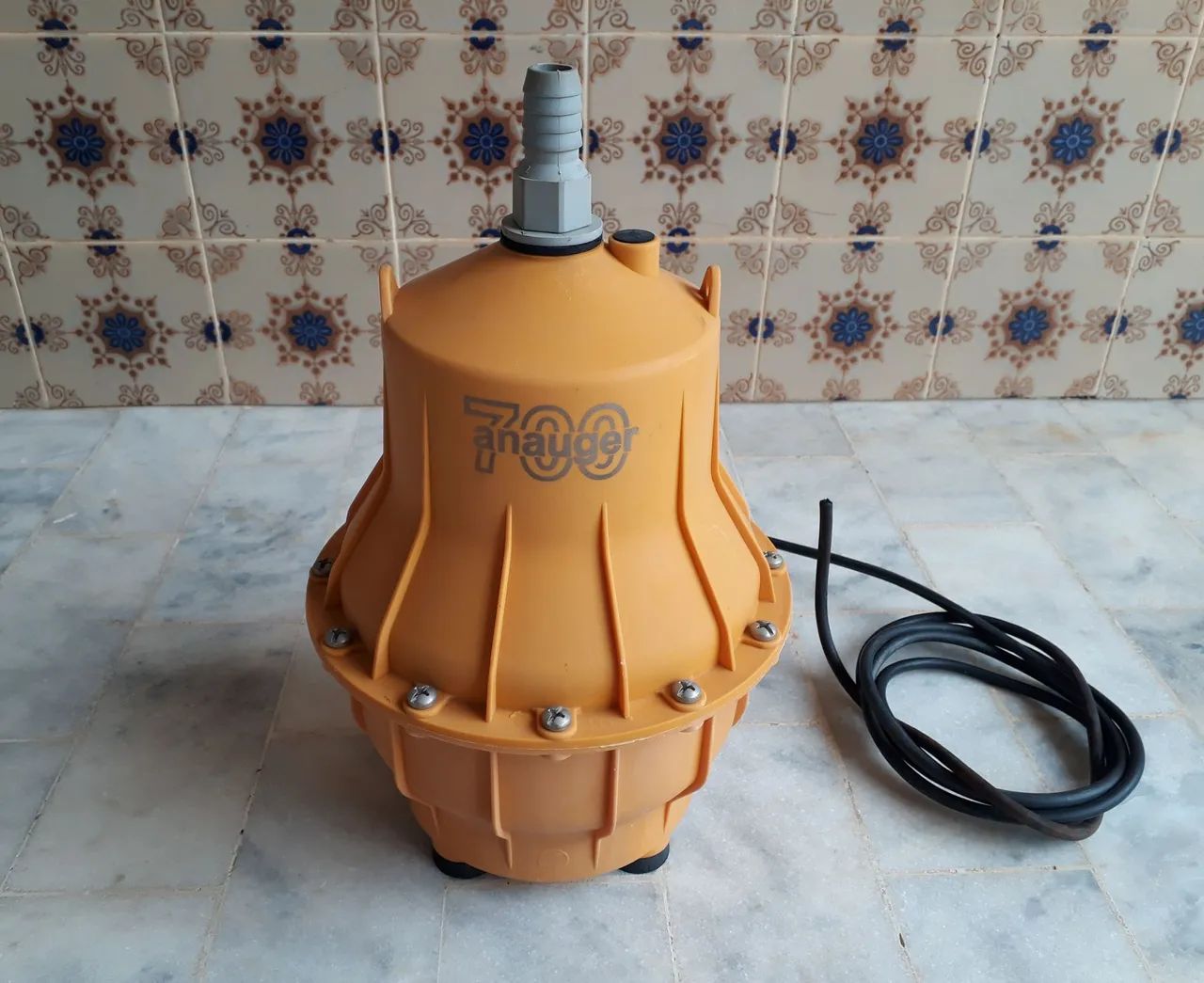 1 - BOMBA D'ÁGUA SUBMERSA.  PARA CISTERNAS, RESERVATÓRIOS, E POÇOS.
