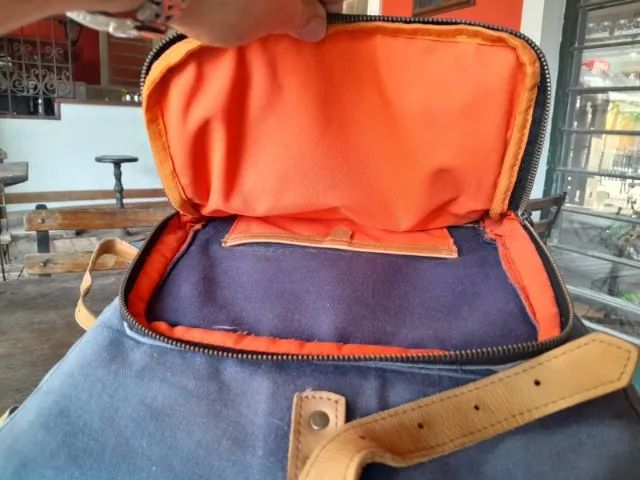 Mochila, em couro natural e lona de algodão, da marca Beatnik & Sons.  - Foto 5