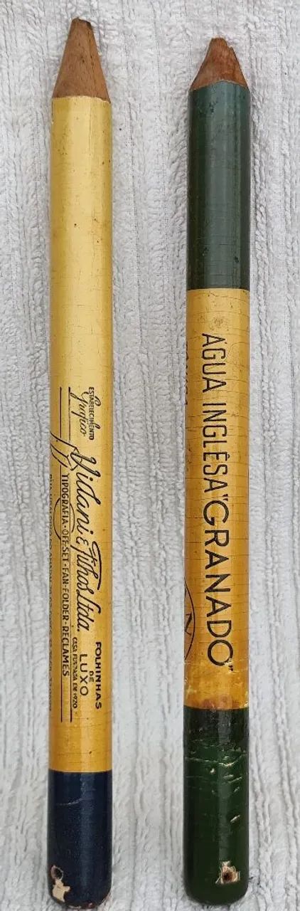 Dois lápis antigos com propagandas.