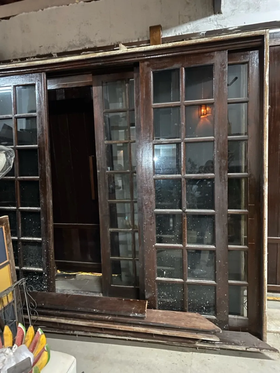 Conjunto de portas de madeira com vidros