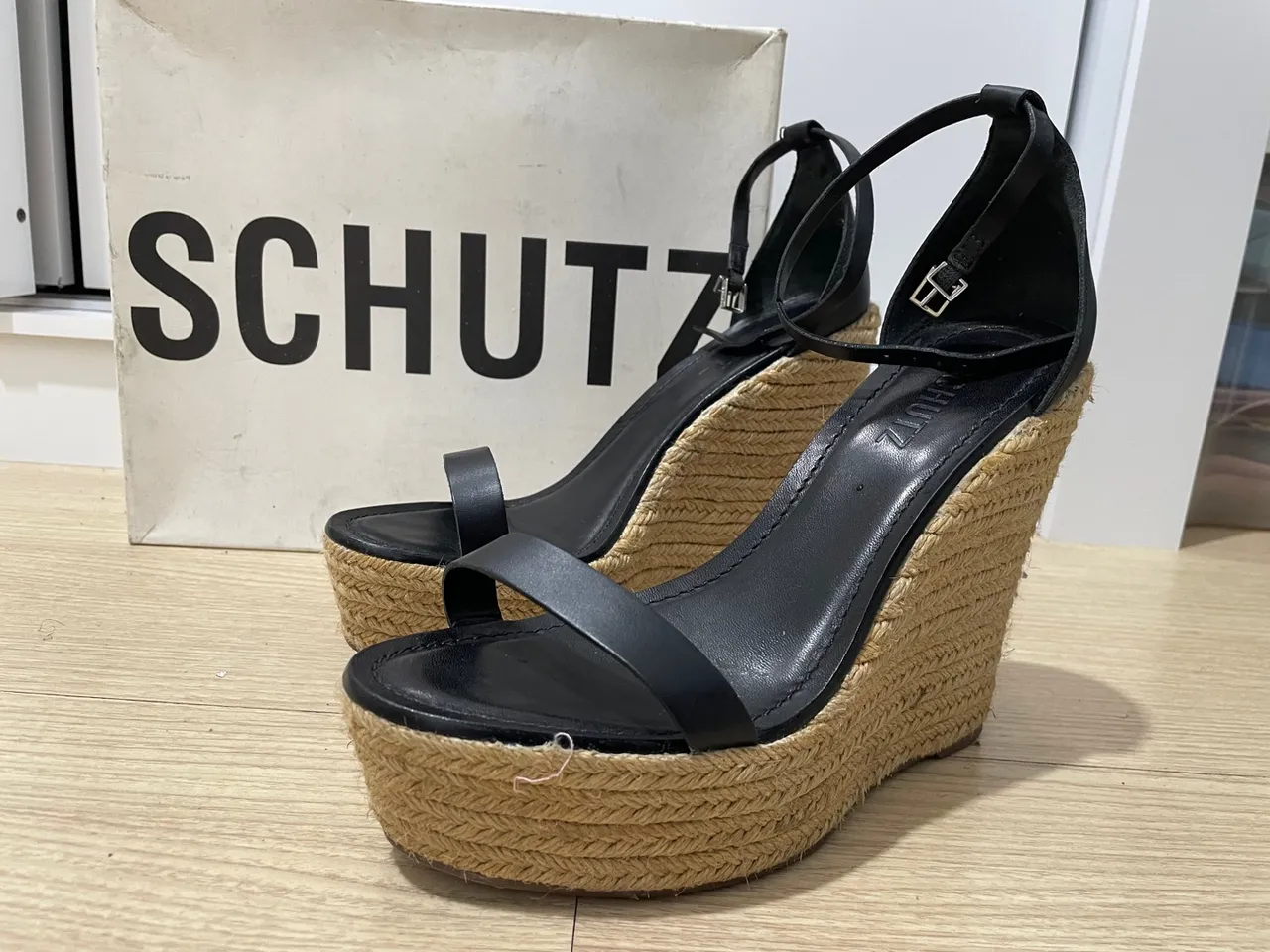 Sandália Schutz Plataforma Preta - usada sem marcas