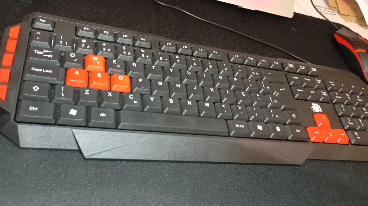 Teclado e mouse com fio