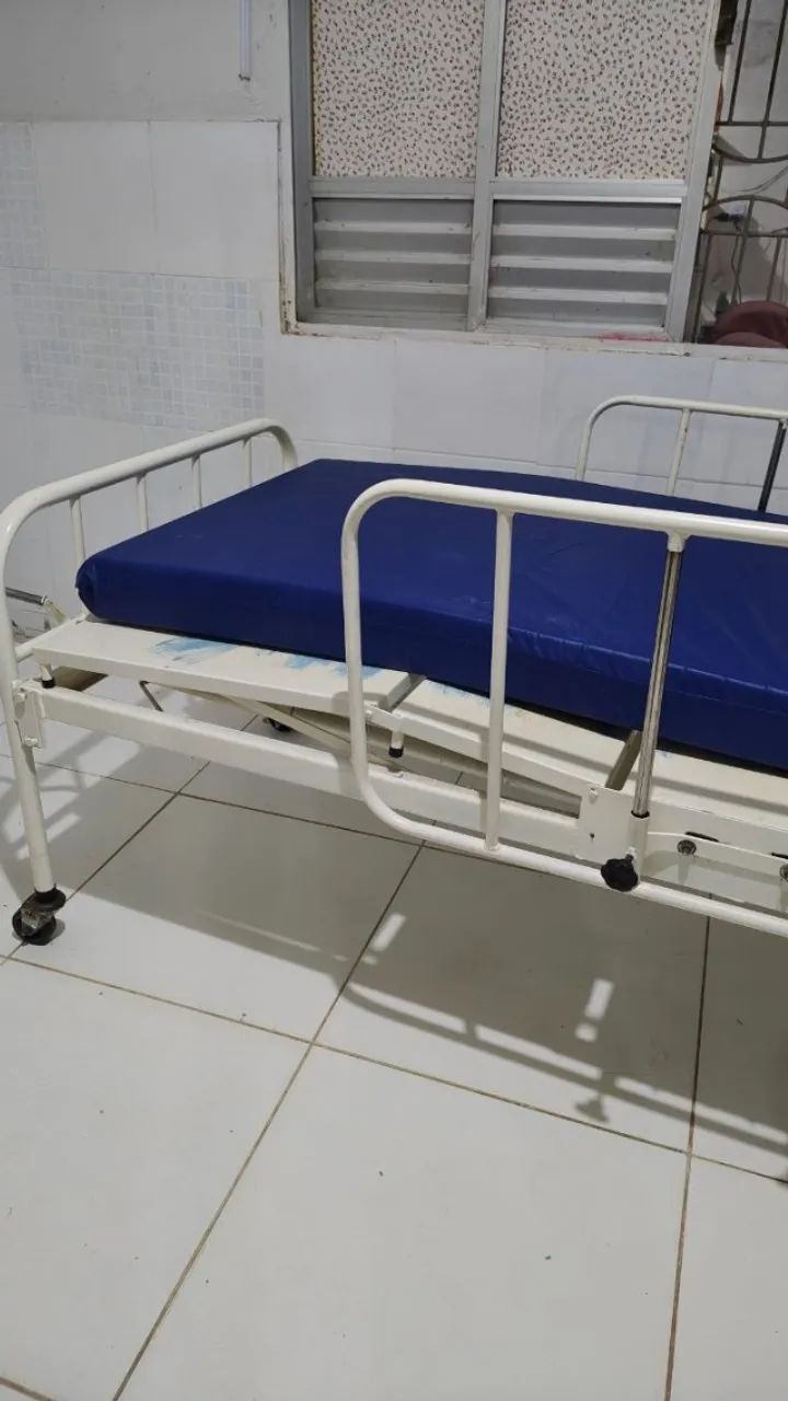 Cama Hospitalar com grades + Colchão Impermeável Seminovo  - Foto 4