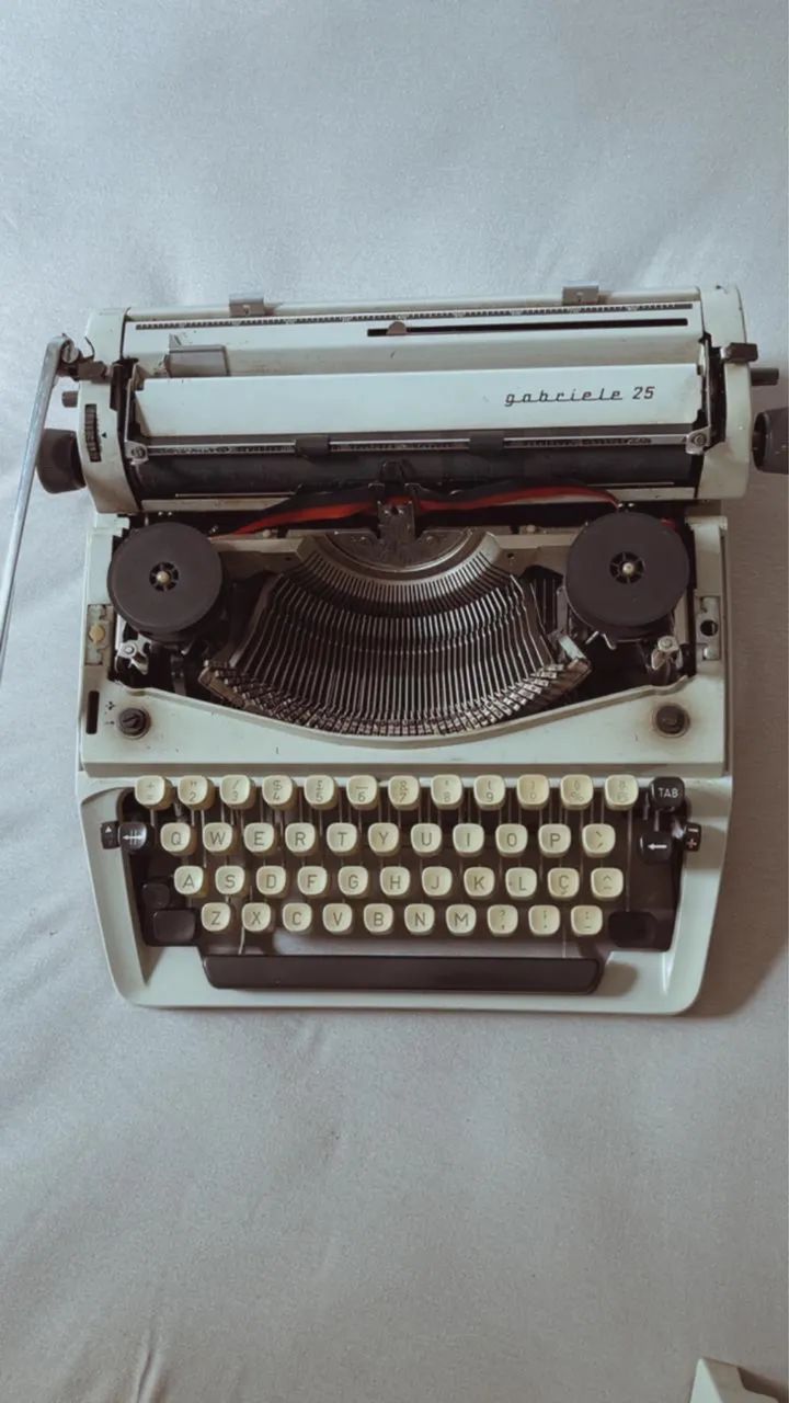 Máquina de escrever Gabriele 25, década de 70 e em perfeito estado de uso.