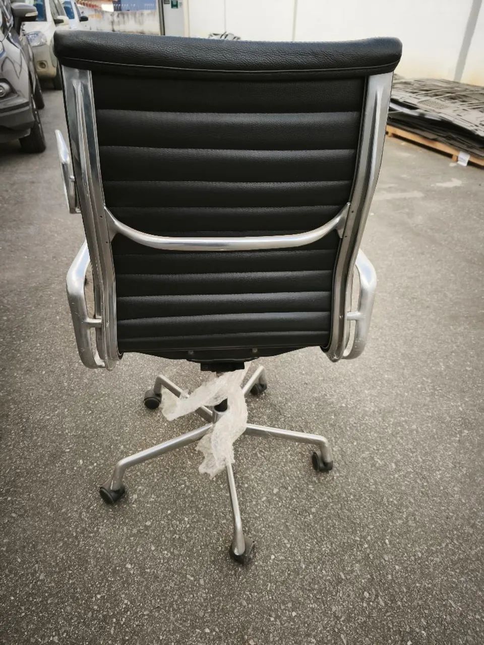 Cadeira Eames executiva alta