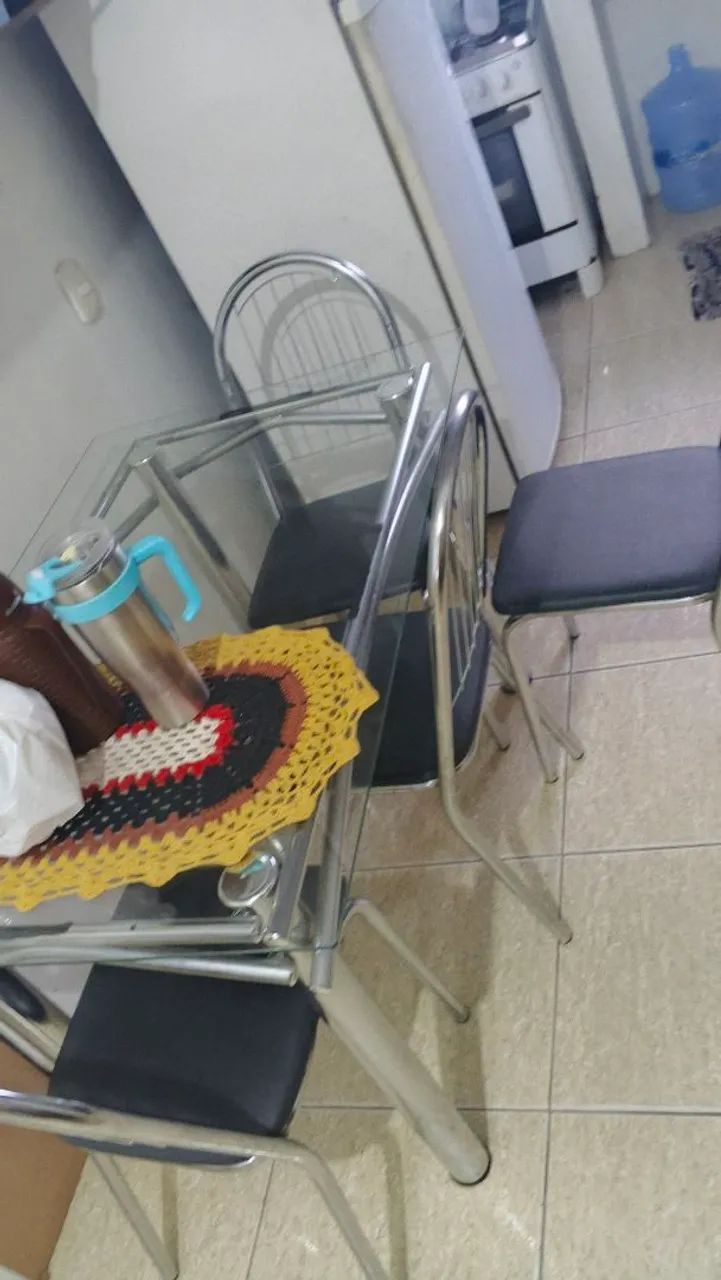 Mesa de Vidro com 4 Cadeiras  - Foto 3