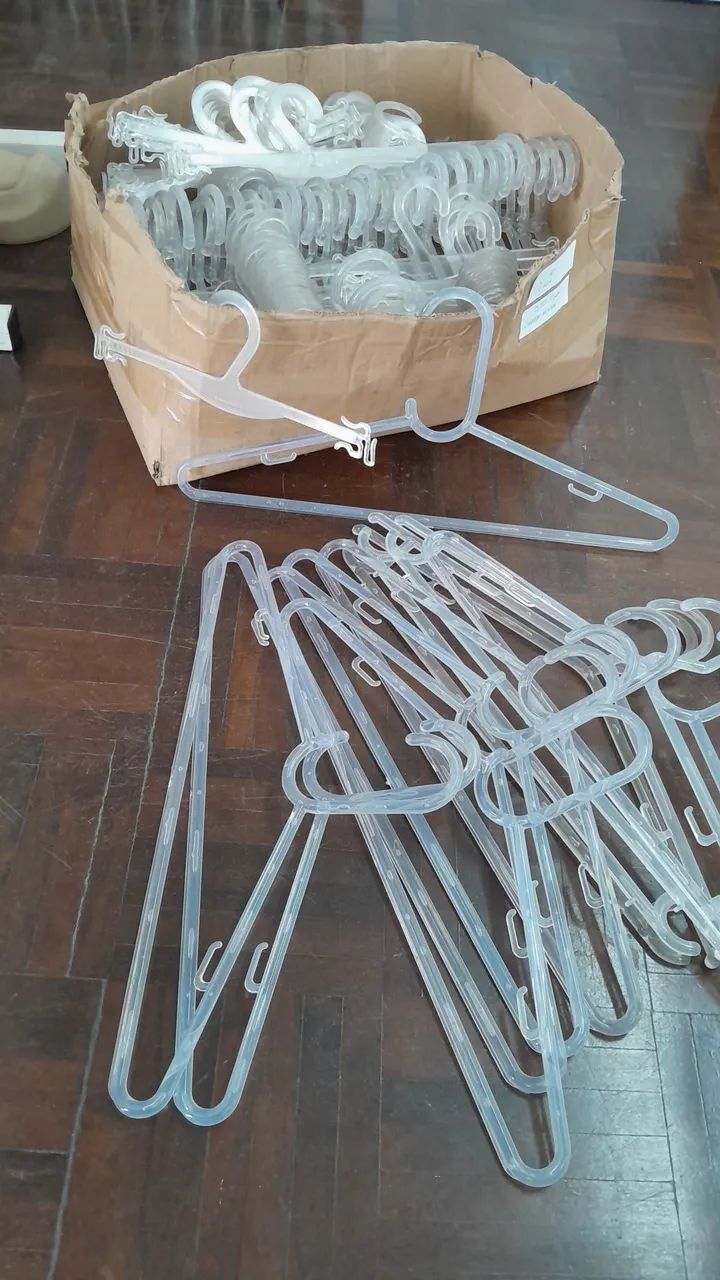 Cabides acrílicos transparentes.