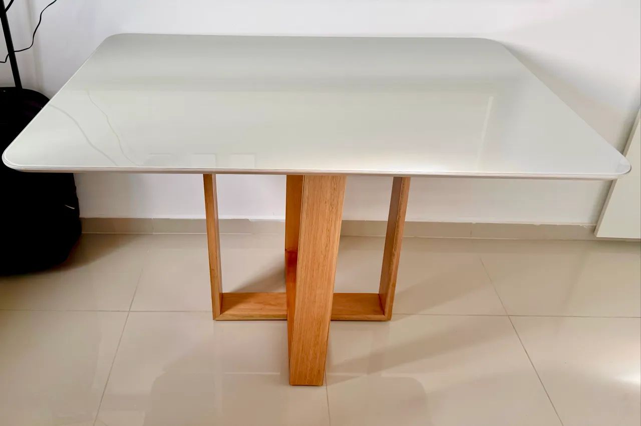 MESA DE MADEIRA COM TAMPO DE VIDRO 