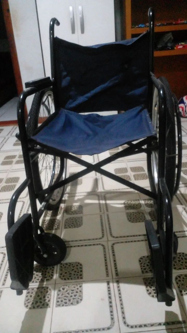Cadeira de rodas preta