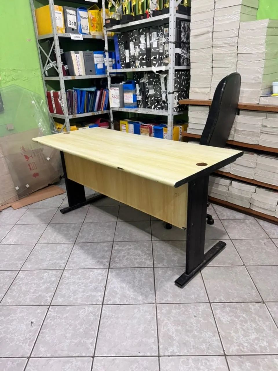 Mesa de escritório com gaveta