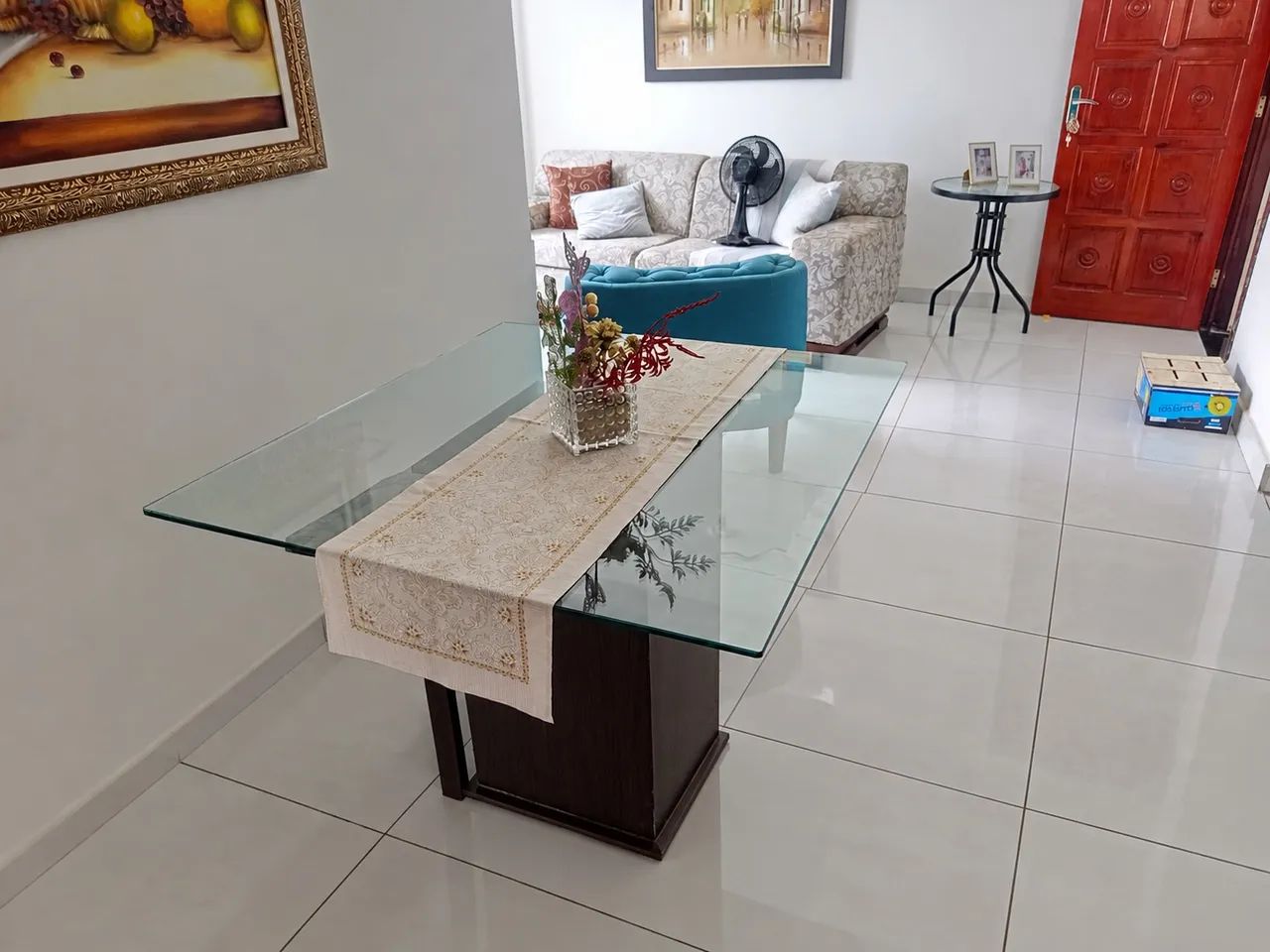 Mesa para 4 lugares com tampo de vidro