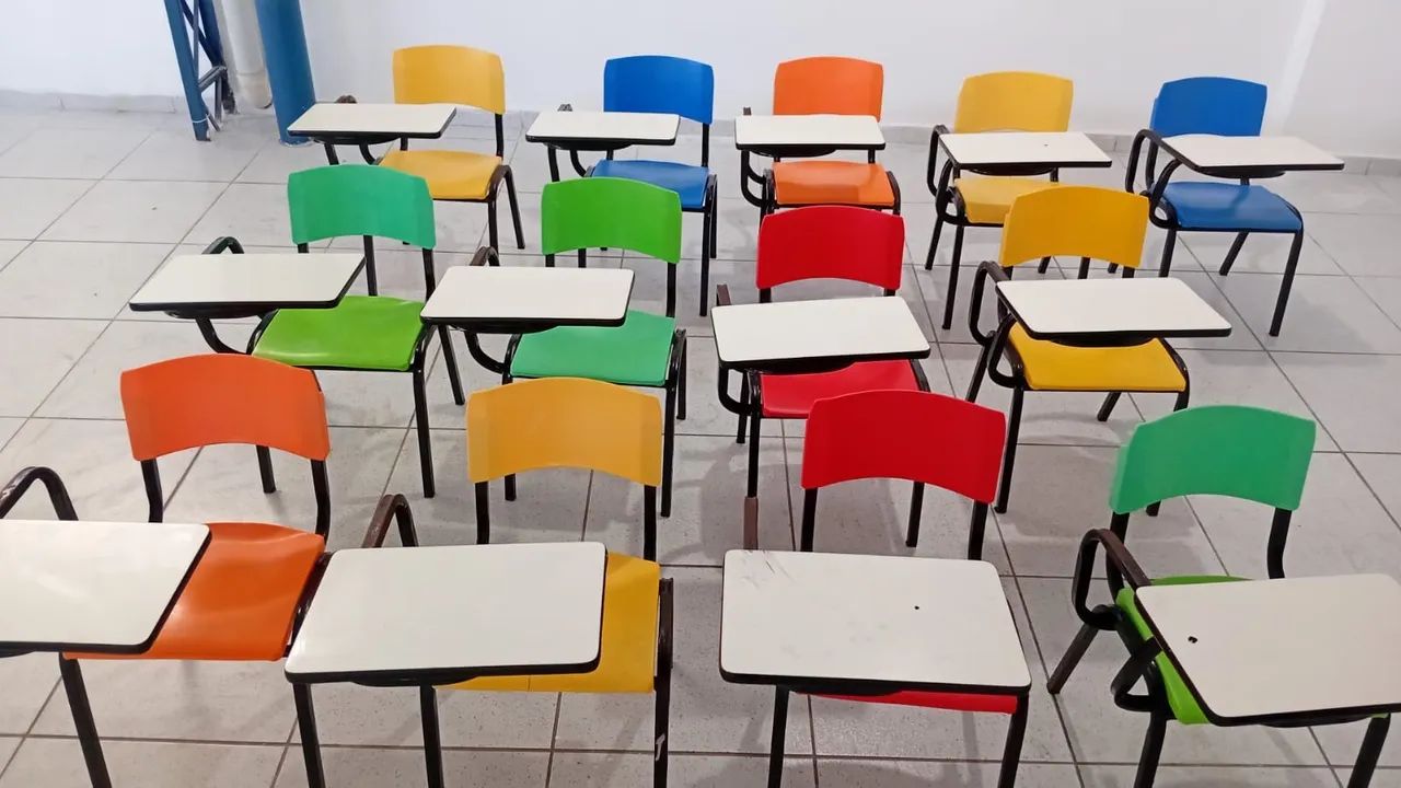 13 Carteiras com braço 