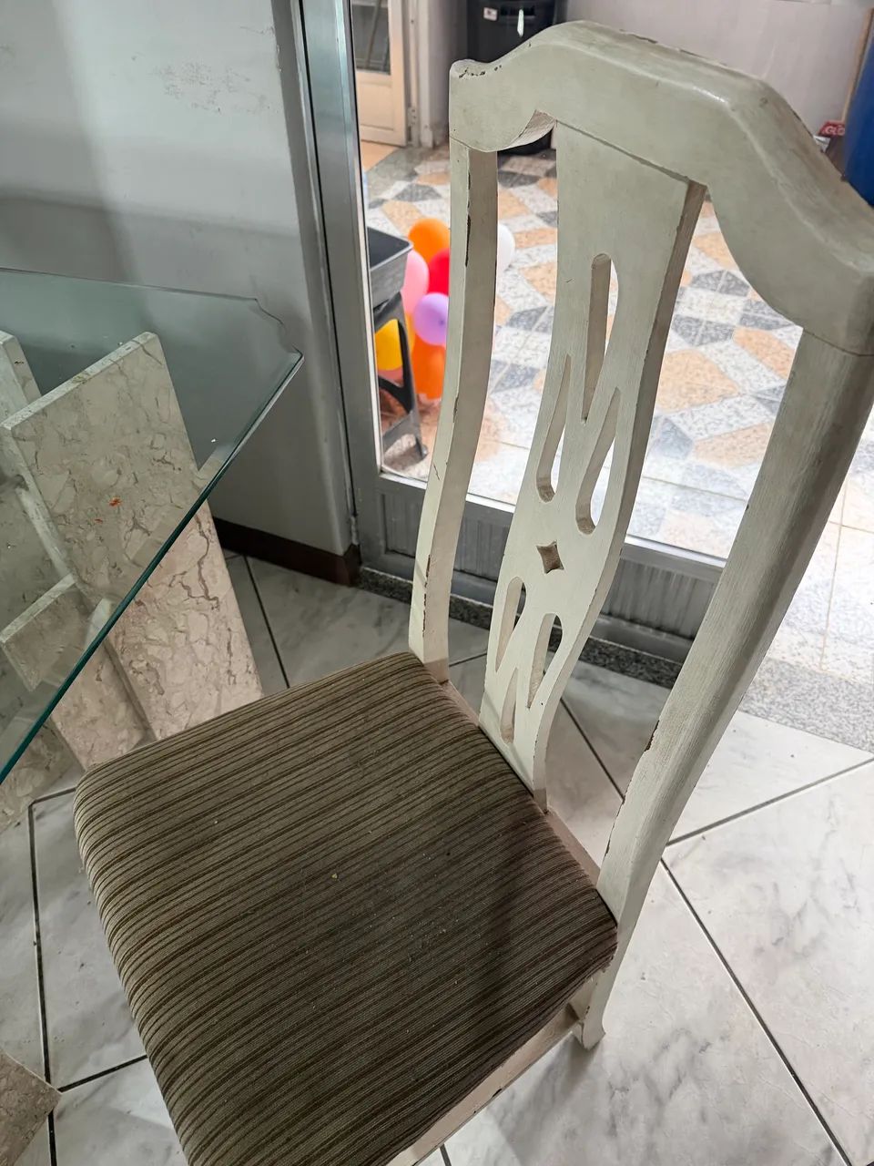 Mesa com 4 cadeiras e tampa de vidro  - Foto 3