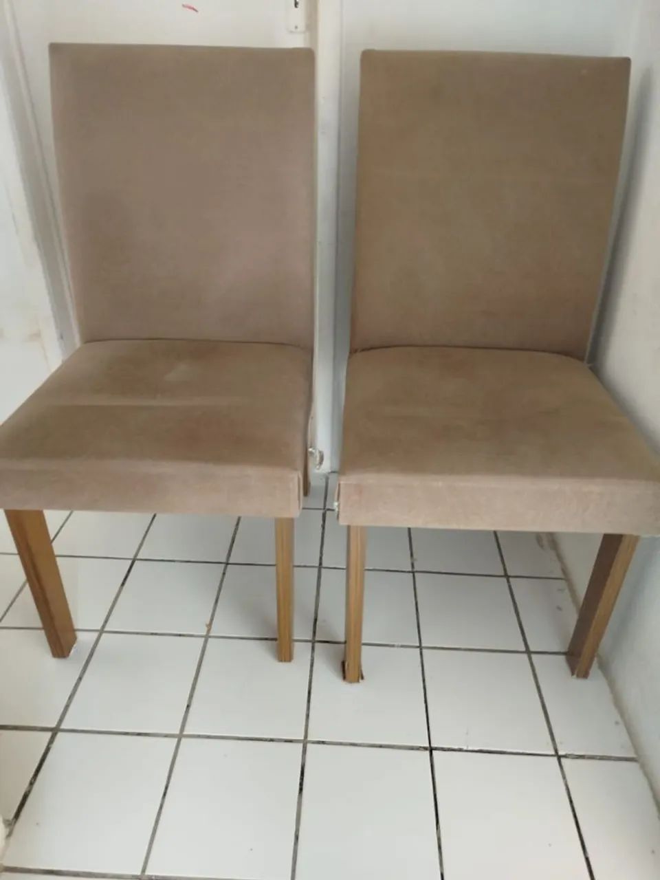 IMPERDíVEL!!! Conjunto mesa de Jantar com 4 cadeiras estofadas.