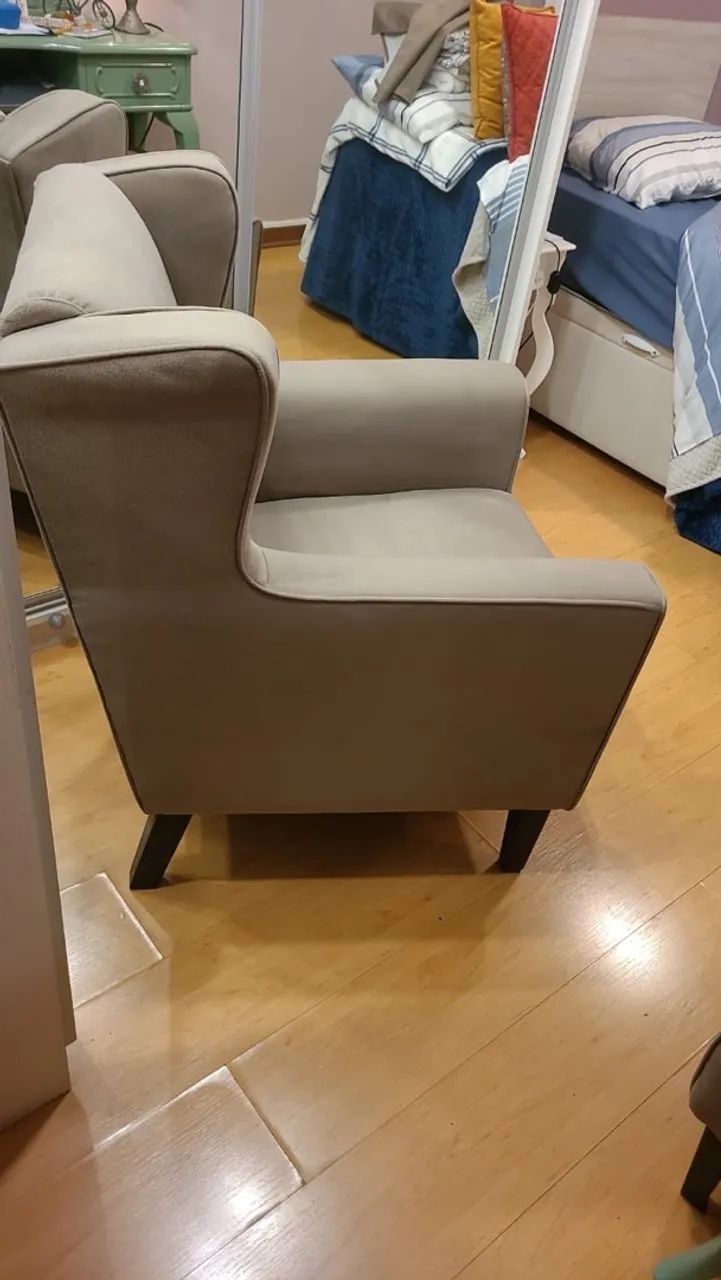 Poltrona e pufe cinzas - chenille - pouquíssimo usada - Foto 3