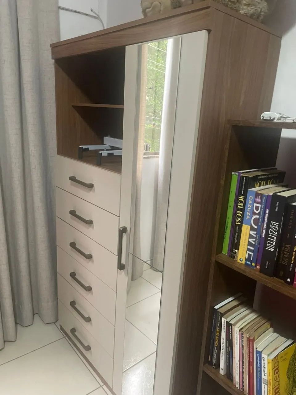 Linda cômoda com seis gavetas e porta com espelho