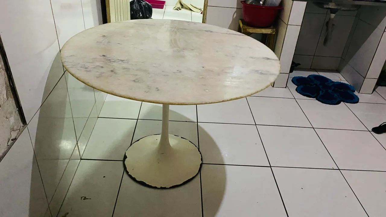 Mesa redonda com tampo de mármore e base de ferro - Foto 5